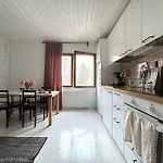 Valoisa Ja Uniikki Koti Kauniilla Karjasillalla *