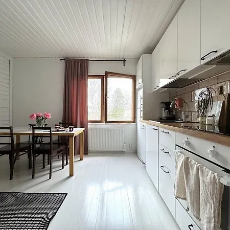 Valoisa Ja Uniikki Koti Kauniilla Karjasillalla *